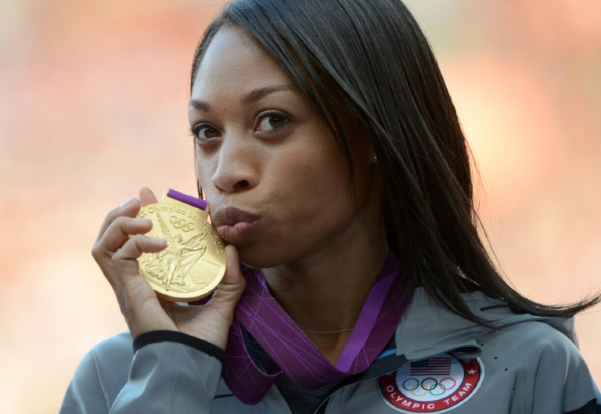 L'Américaine Allyson Felix pose avec sa médaille d'or du 200 m, aux JO de Londres, le 9 août 2012