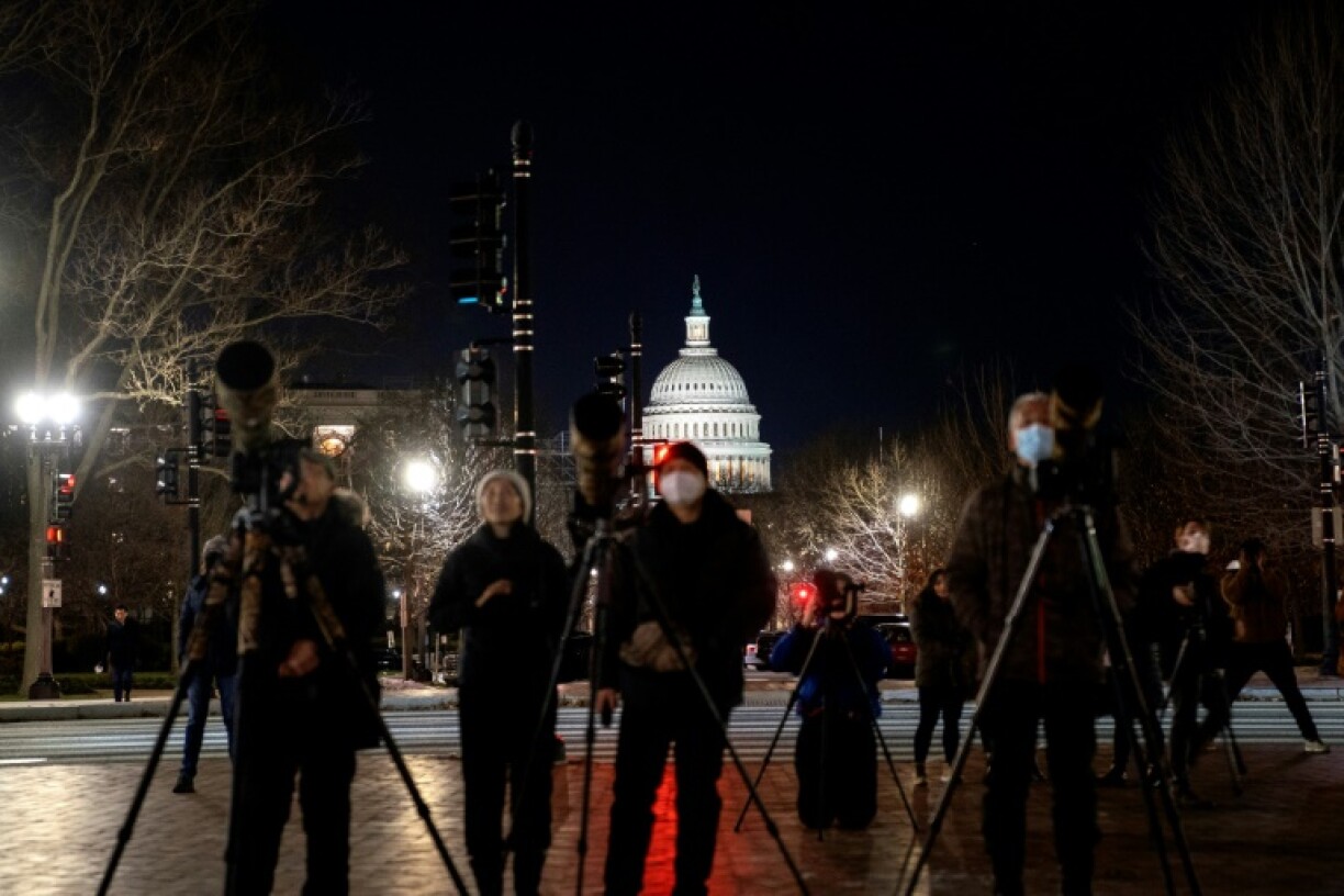 Des photographes cherchent à observer le harfang des neiges, présent à Washington, près du Capitole, le 12 janvier 2022