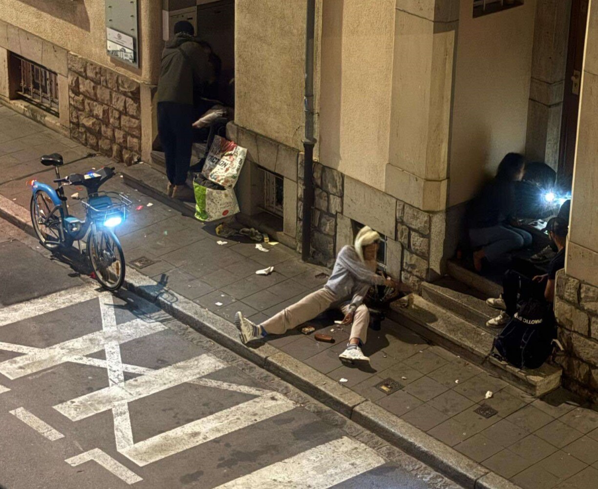 Dans la rue de Hollerich, la grande précarité côtoie le manège des consommateurs et des dealers.