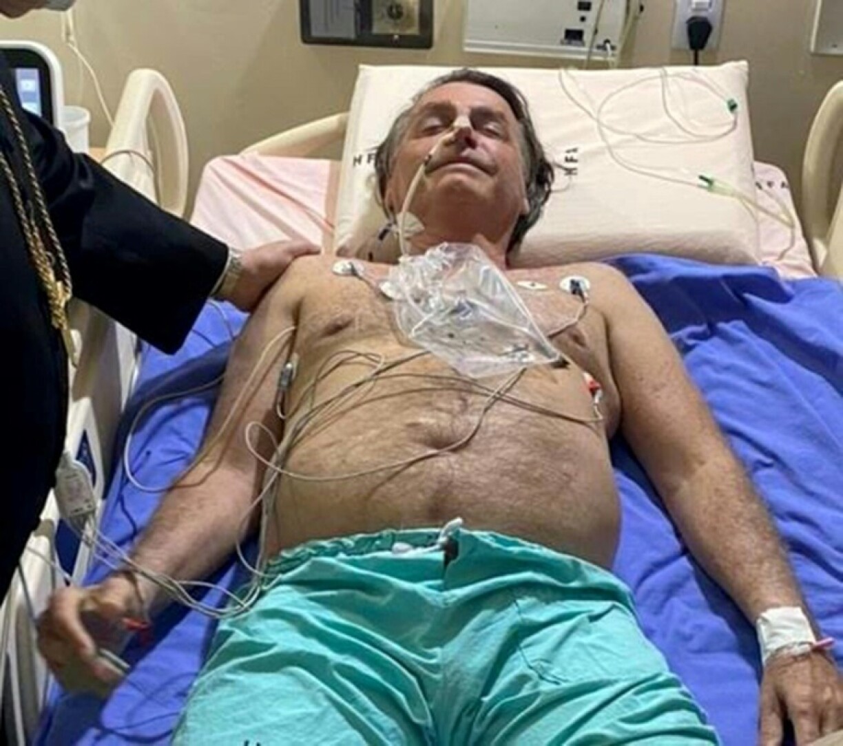 Photo du président brésilien Jair Bolsonaro hospitalisé à Brasilia, postée sur son compte Twitter, le 14 juillet 2021