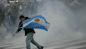 La police antiémeute tire au canon à eau pour disperser des manifestants protestant devant le Parlement àBuenos Aires, le 6 août 2026
