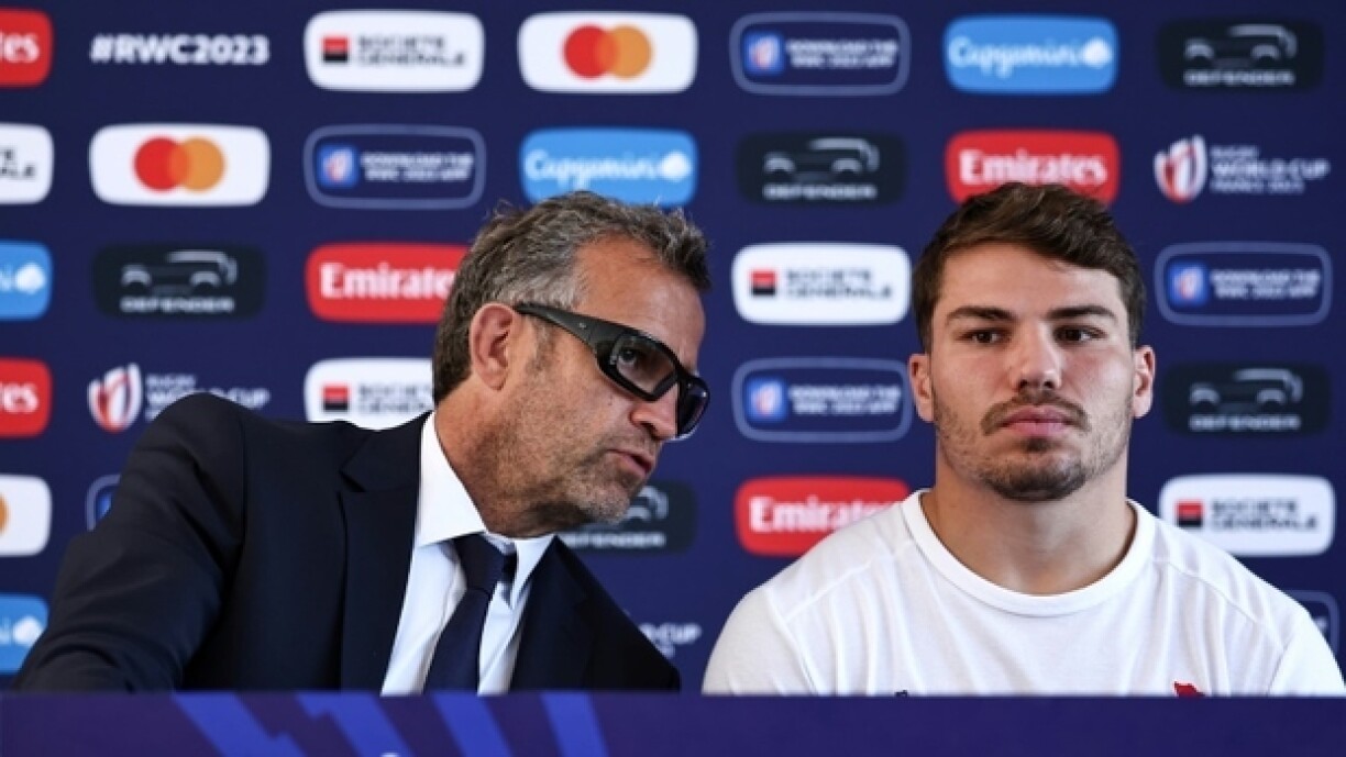 Le sélectionneur du XV de France Fabien Galthié (à gauche) et le capitaine et demi de mêlée Antoine Dupont face à la presse le 6 septembre 2023 à Rueil-Malmaison, à deux jours du match d'ouverture du Mondial-2023 face à la Nouvelle-Zélande
