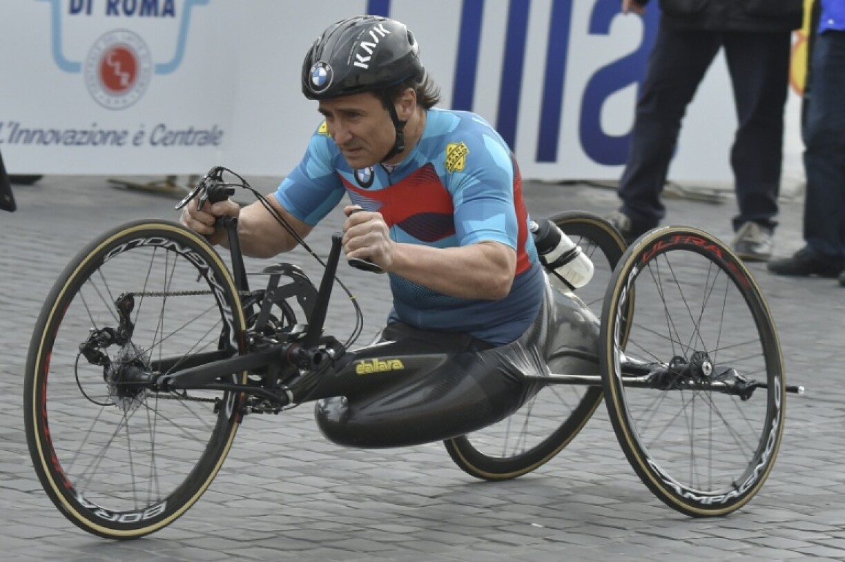Alex Zanardi lors du marathon de Rome en vélo à mains, le 2 avril 2017