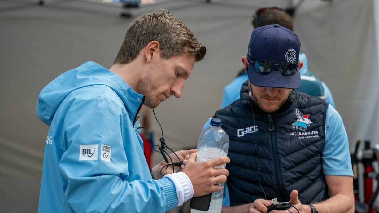 De Lëtzebuerger Chef de mission Laurent Carnol (lénks)