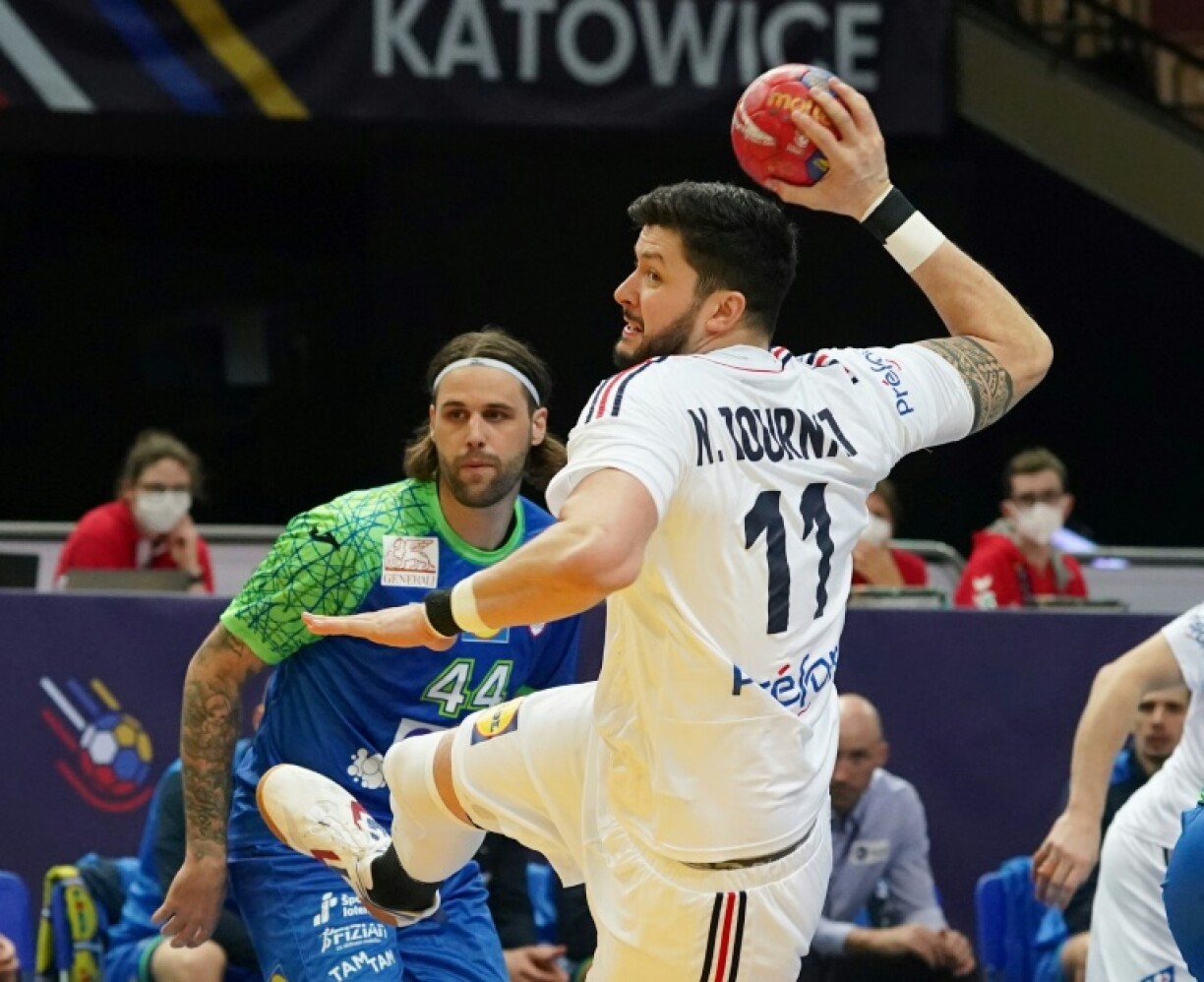 Le pivot Nicolas Tournat à l'attaque contre la Slovénie dans le groupe B du Mondial de hand à Katowice, le 16 janvier 2023