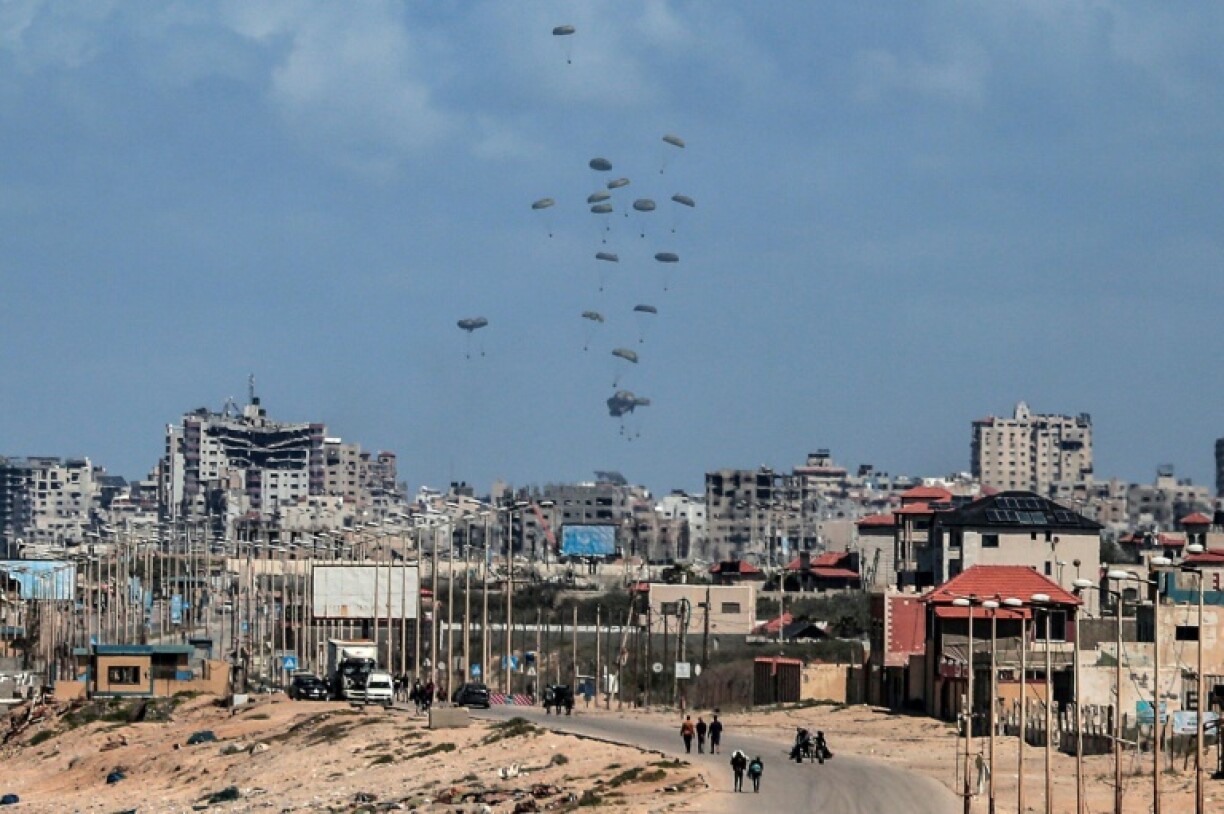 Parachutage d'aide humanitaire sur la ville de Gaza, le 15 mars 2024
