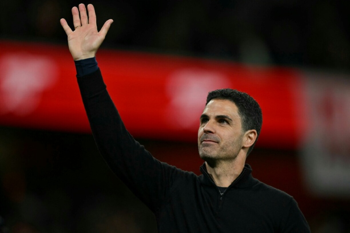 Mikel Arteta salue les supporters d'Arsenal après la victoire face à Burnley 1-0 le 18 mai 2026 à l'Emirates Stadium de Londres. Ce succès, combiné au match nul de Manchester City à Bournemouth, a sacré les Gunners champions d'Angleterre pour la première fois depuis 2004