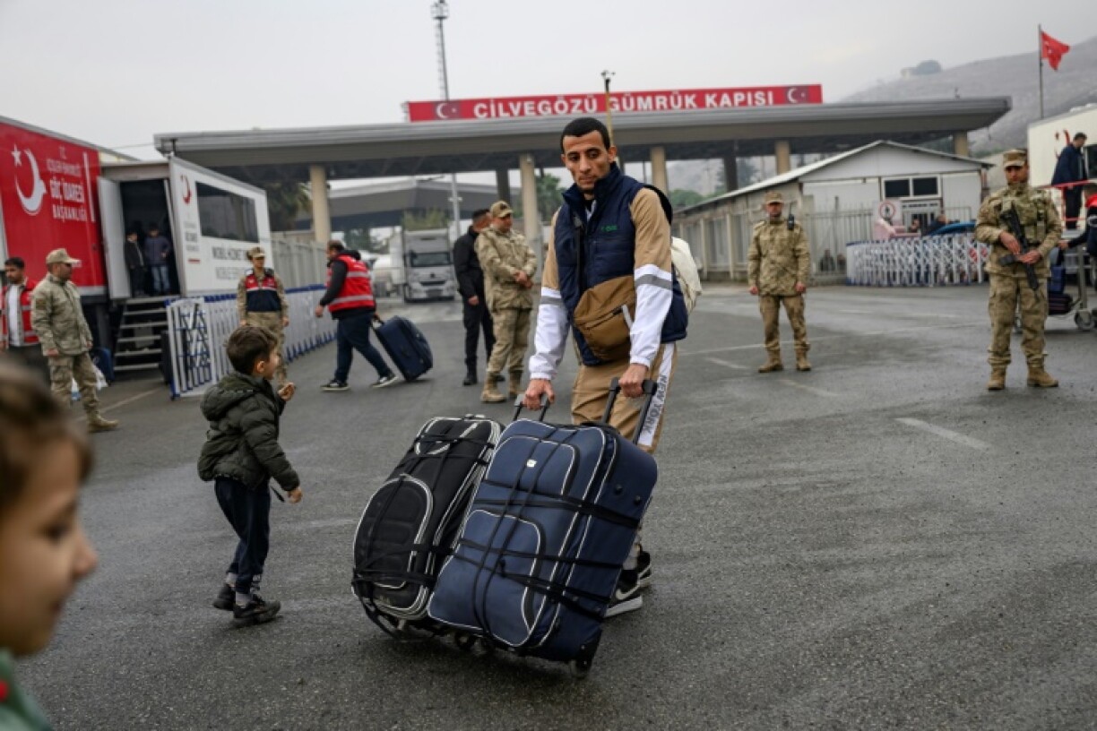 Syrian families headed back to their homeland via the Cilvegozu border crossing