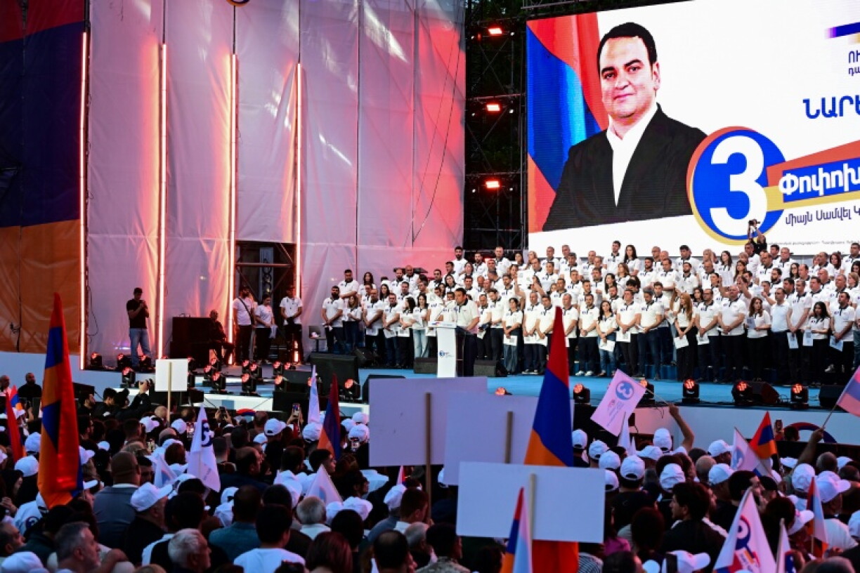 Les soutiens de l'homme d'affaires russo-arménien Samvel Karapetyan lors d'un meeting de campagne le 3 juin 2026 à Erevan en Arménie