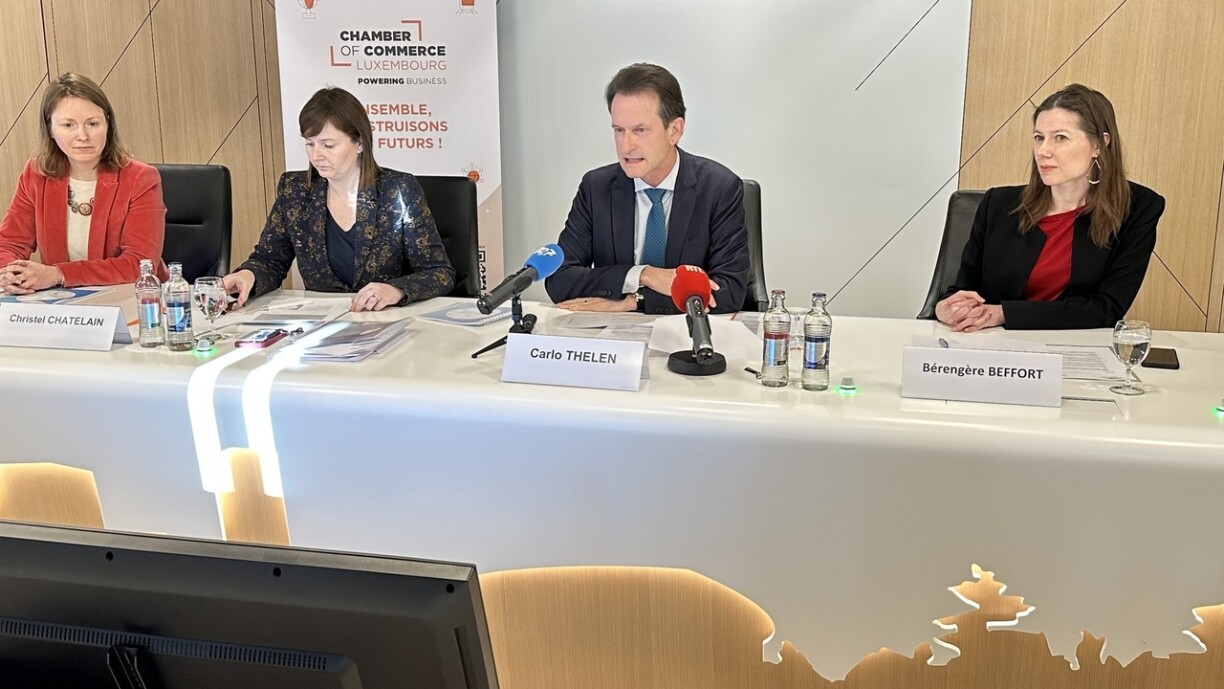 Carlo Thelen, au centre de la table, est le directeur général de la Chambre de Commerce.