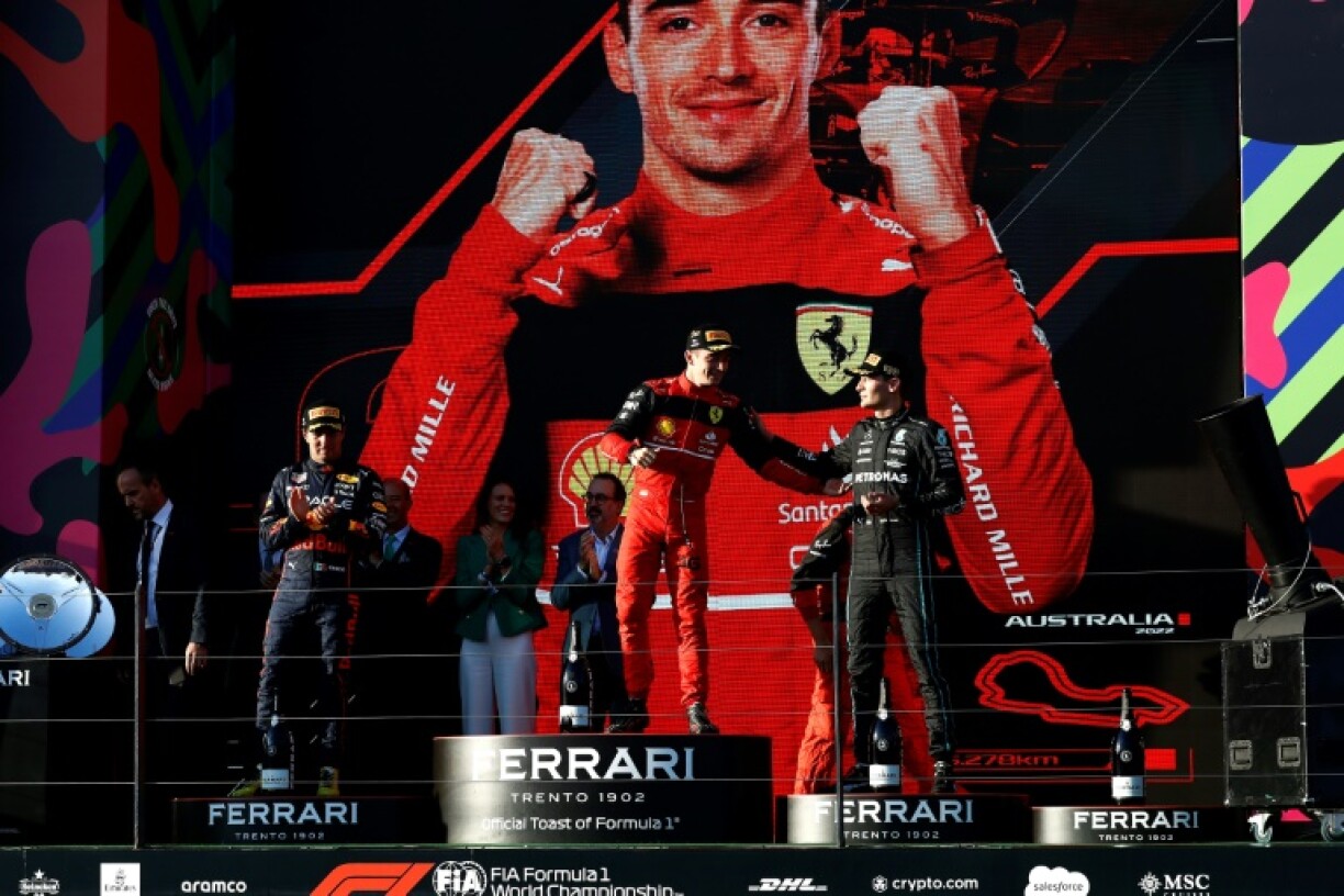 Le pilote Ferrari Charles Leclerc (c) vainqueur du GP d'Australie de F1, le 10 avril 2022 sur le circuit Albert Park à Melbourne