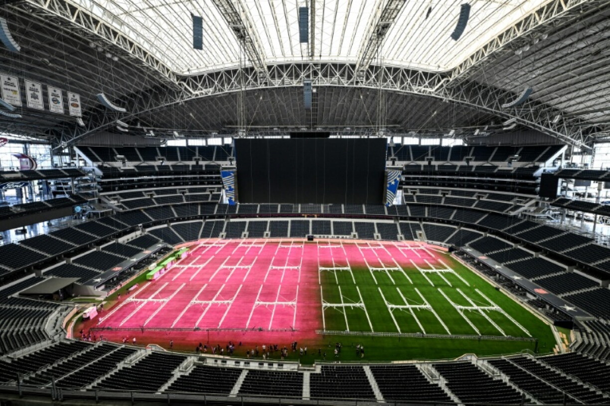 Des rangées d'ampoules diffusent une lumière violette pour stimuler la photosynthèse de la pelouse avant le début du Mondial-2026 au AT&T Stadium à Arlington, près de Dallas (Texas), le 14 mai 2026