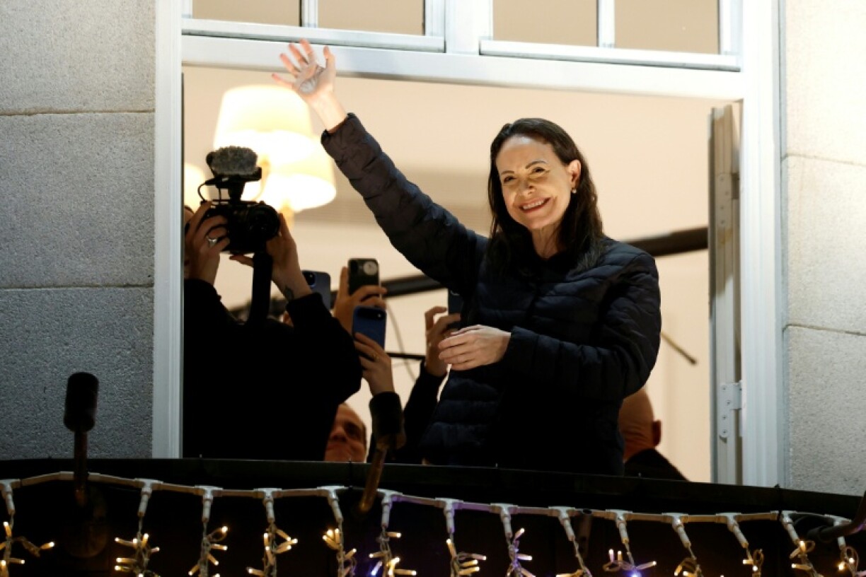 L'opposante vénézuélienne et prix Nobel de la paix Maria Corina Machado salue ses partisans depuis le balcon du Grand Hotel d'Oslo, le 11 décembre 2025