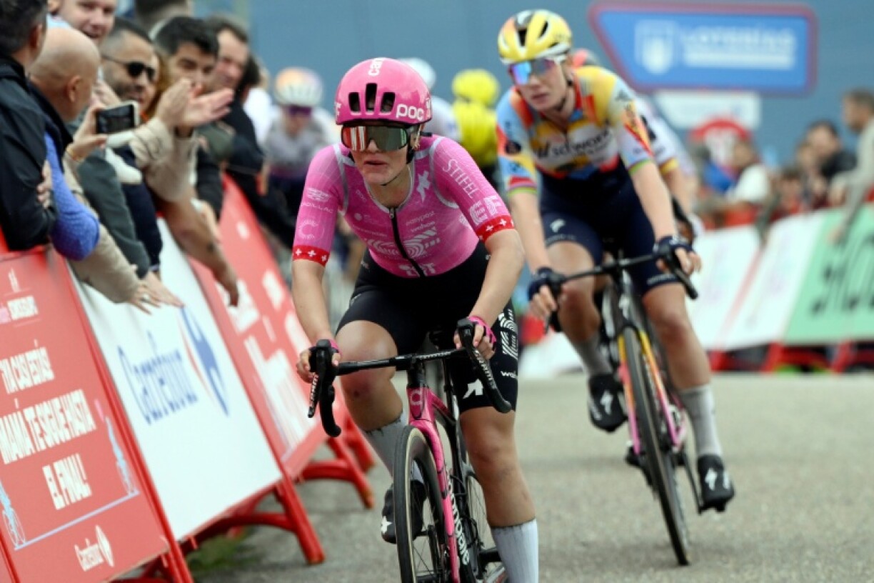 La coureuse suisse de l'équipe EF Education-Cannondale Noemi Ruegg lors de son arrivée victorieuse dans la première étape du Tour d'Espagne femmes 2026 à Salvaterra do Mino, le 3 mai 2026
