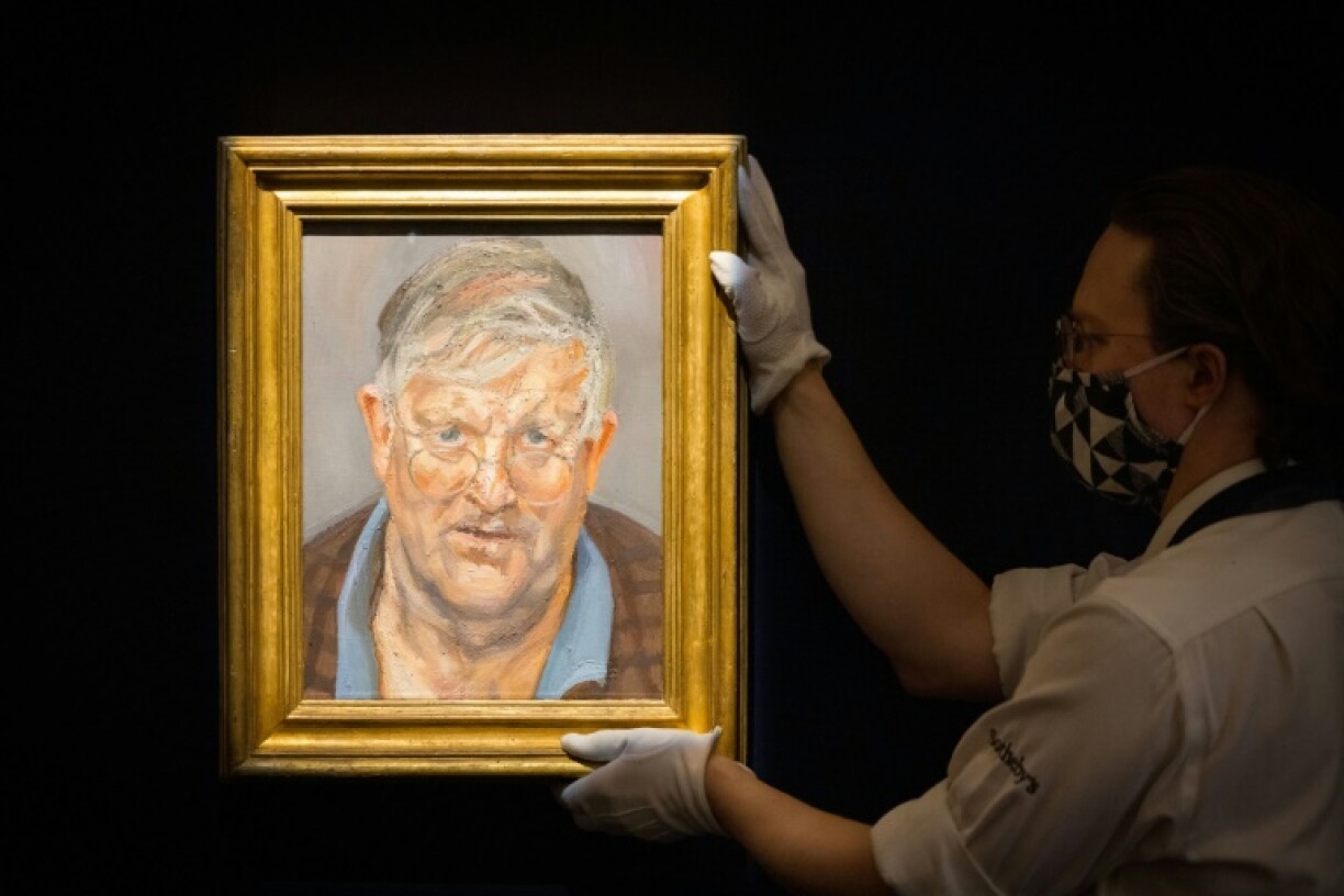 Un portrait de David Hockney par le peintre Lucian Freud présenté le 22 juin 2021 chez Sotheby's à Londres