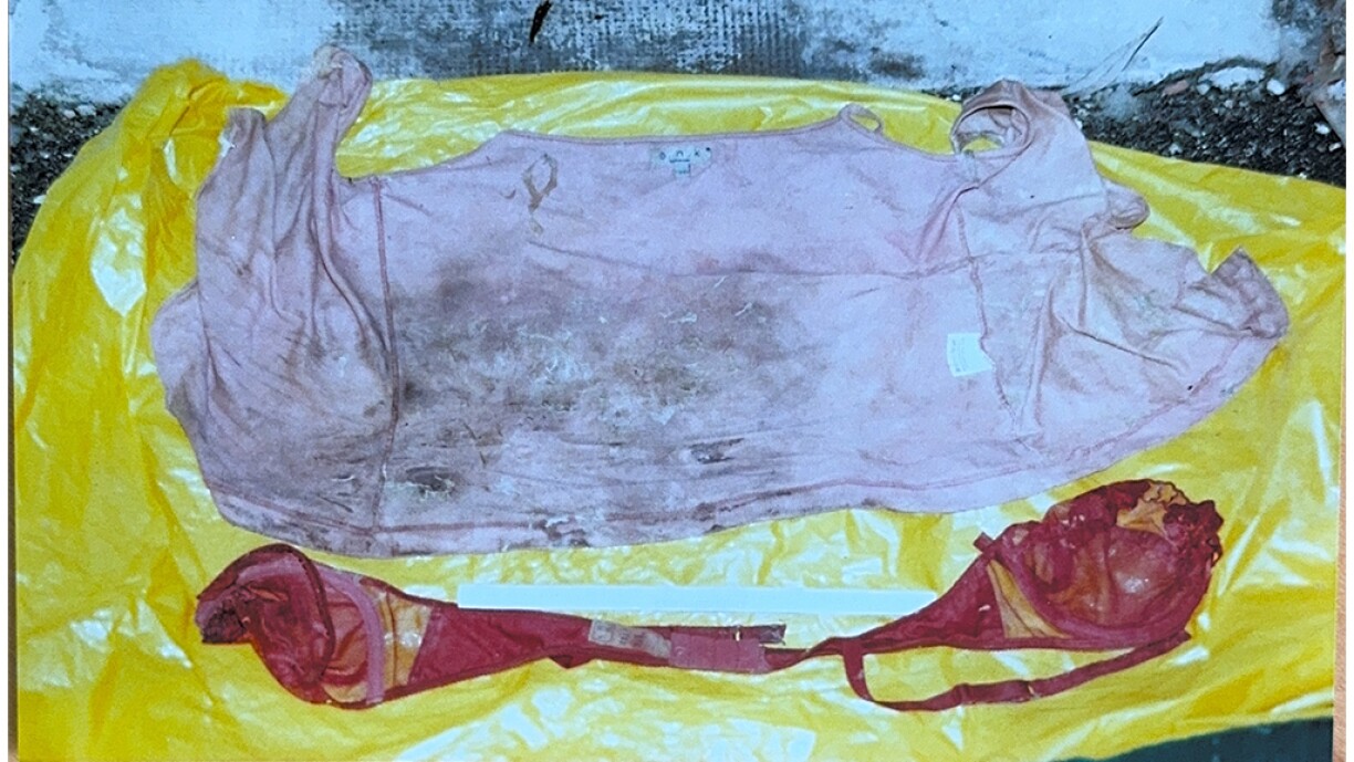 Les vêtements retrouvés sur le corps mutilé de la victime