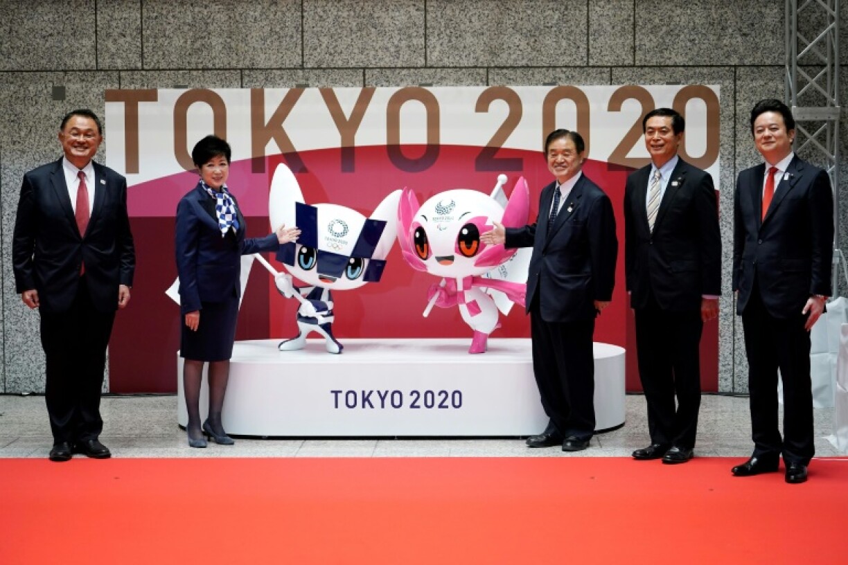 (g à d) Le président du Comité olympique japonais Yasuhiro Yamashita, la gouverneure de Tokyo Yuriko Koike, le vice-président du comité organisateur de Tokyo 2020 Toshiaki Endo, le président de l’Assemblée métropolitaine de Tokyo Ryoichi Ishikawa, et le Président de la commission spéciale sur les mesures de promotion des Jeux Olympiques et Paralympiques de l’Assemblée Métropolitaine de Tokyo Kunihiko Koyama, devant les mascottes Miraitowa et Someity, à Tokyo, le 14 avril 2021