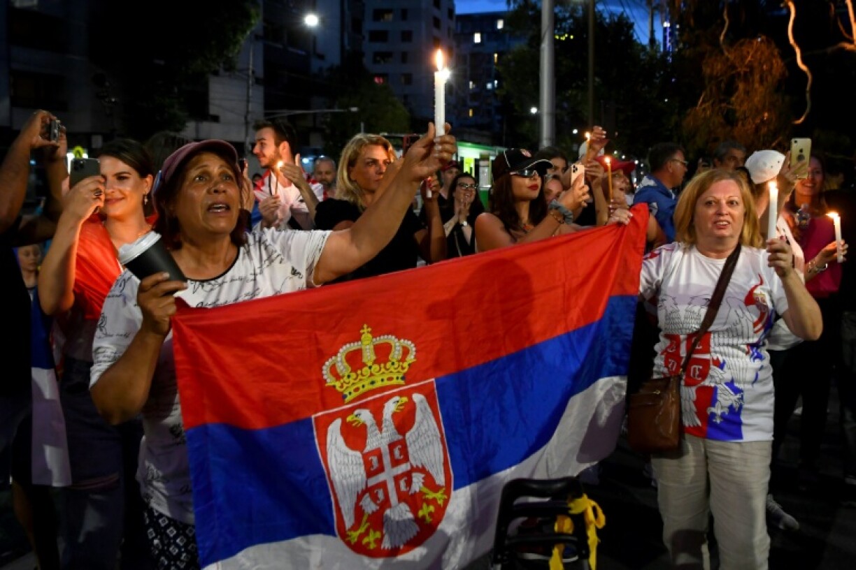 Supporters serbes devant le lieu de rétention de Djokovic à Melbourne, en Australie, le 6 janvier 2022