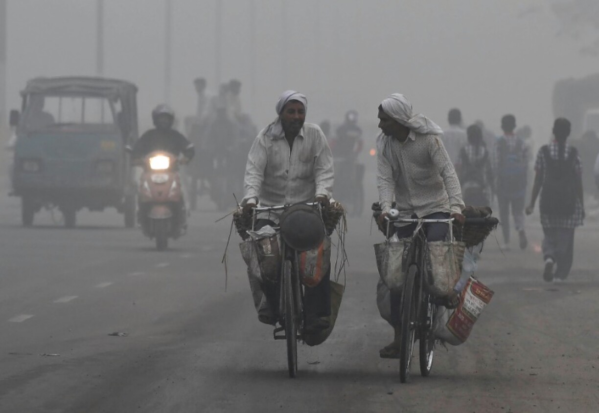 Commuters drive through heavy smog in New Delhi on November 2017