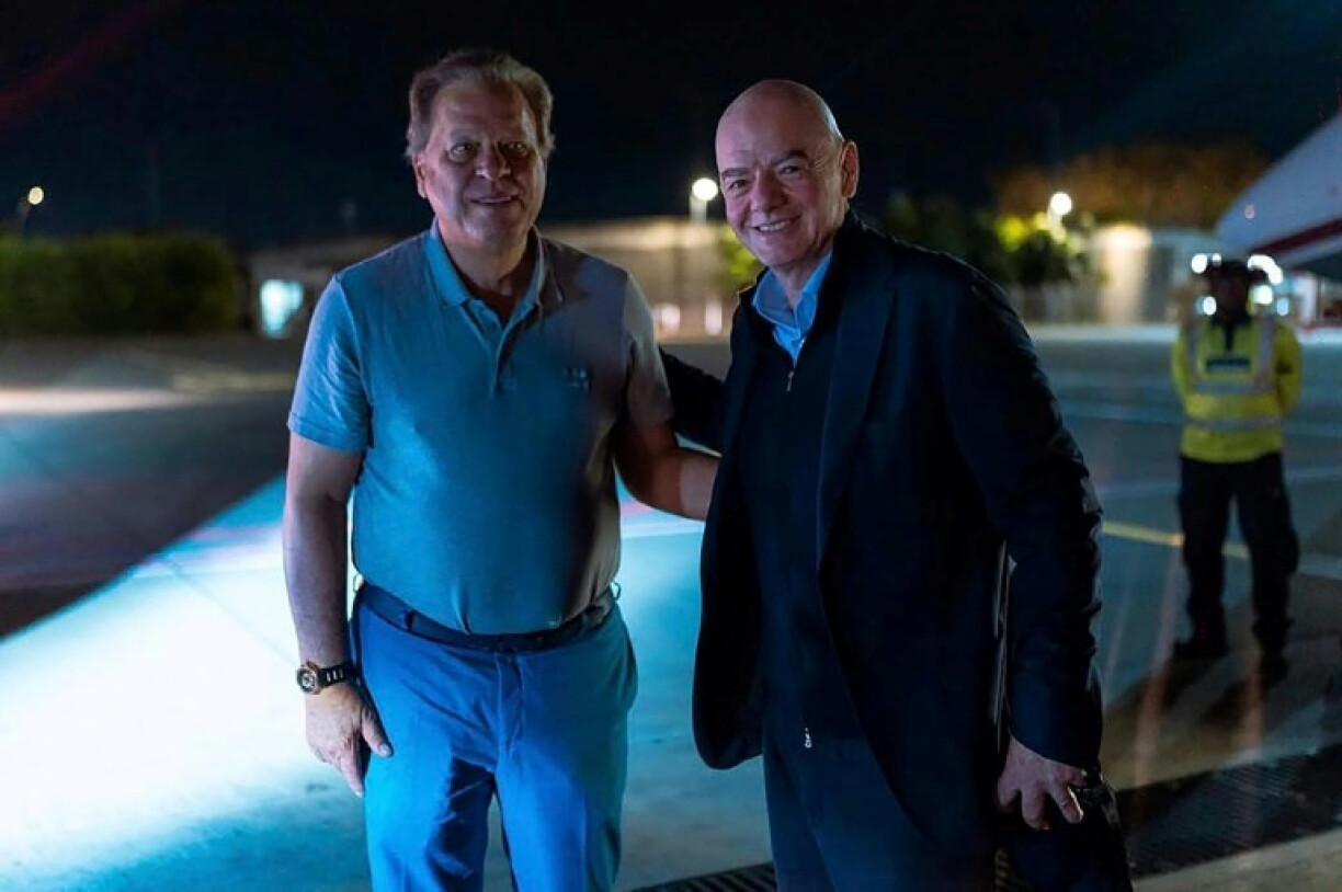 Photographie fournie par la Fédération colombienne de football du président de la Fifa Gianni Infantino et de numéro un de la Fédération colombienne Ramon Jesurun (G) à l'aéroport de Cali (Colombie), le 7 août 2026