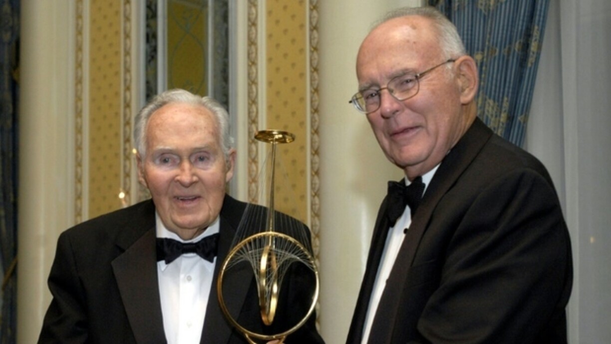 Gordon Moore (d), co-fondateur du fabricant de semi-conducteurs Intel, reçoit un Marconi Society Lifetime Achievement Award de Robert Galvin (g), président de Motorola, en 2005 à New York