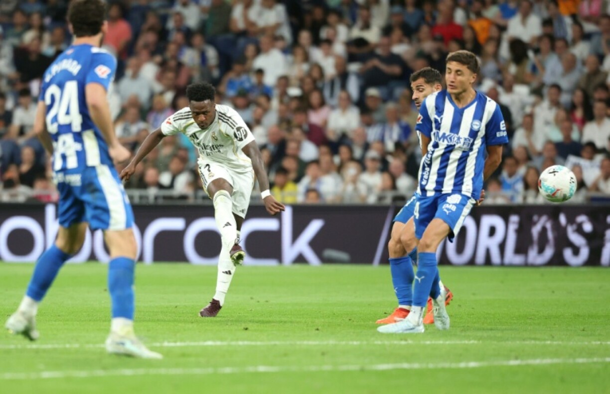 Vinicius Junior (C) l'un des deux buteurs madrilènes lors de la victoire du Real contre Alavès 2-1, le 21 avril 2026 au stade Santiago Bernabeu