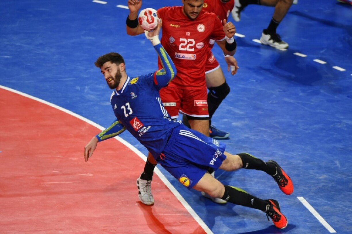 Le pivot français Ludovic Fabregas tire lors du match qualificatif pour les Jeux olymiques de Tokyo contre la Tunisie, à Pérols, le 13 mars 2021