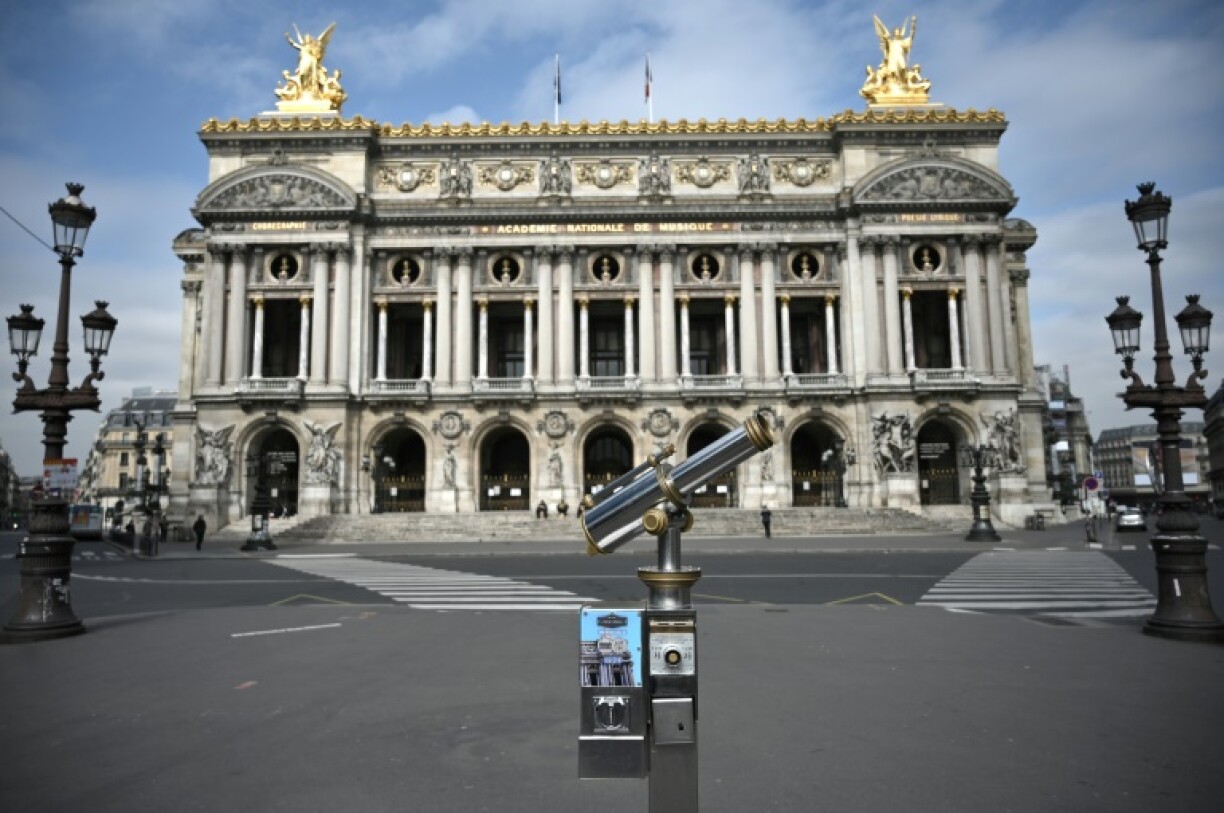 La façade du Palais Garnier le 17 mars 2020 durant l'épidémie de Covid-19