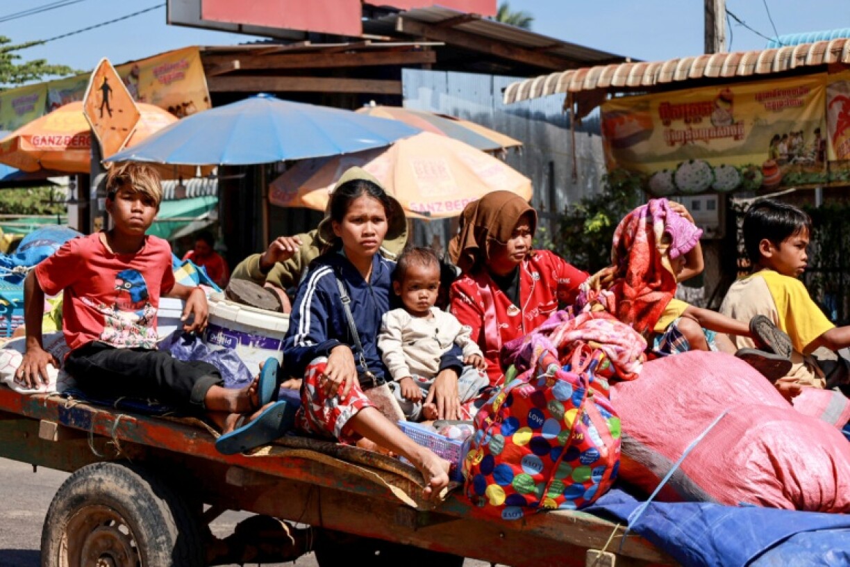Photo diffusée par l'Agence Kampuchea Press (AKP), le 8 décembre 2025, montrant des habitants évacués après des affrontements le long de la frontière entre le Cambodge et la Thaïlande, dans la province d'Oddar Meanchey, au Cambodge