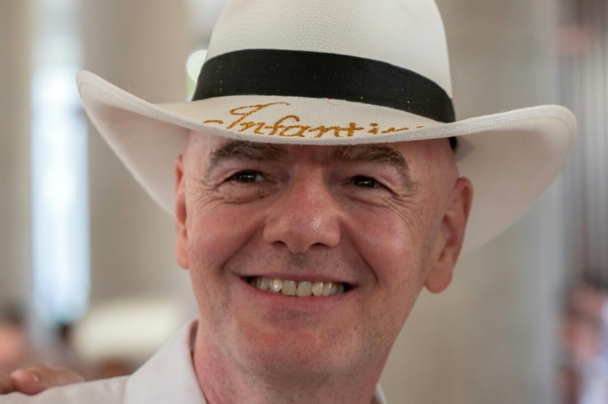 Le président de la FIFA, Gianni Infantino, porte un chapeau colombien traditionnel sur lequel est inscrit "Infantino" lors d'une visite à Barranquilla, en Colombie, le 24 février 2026