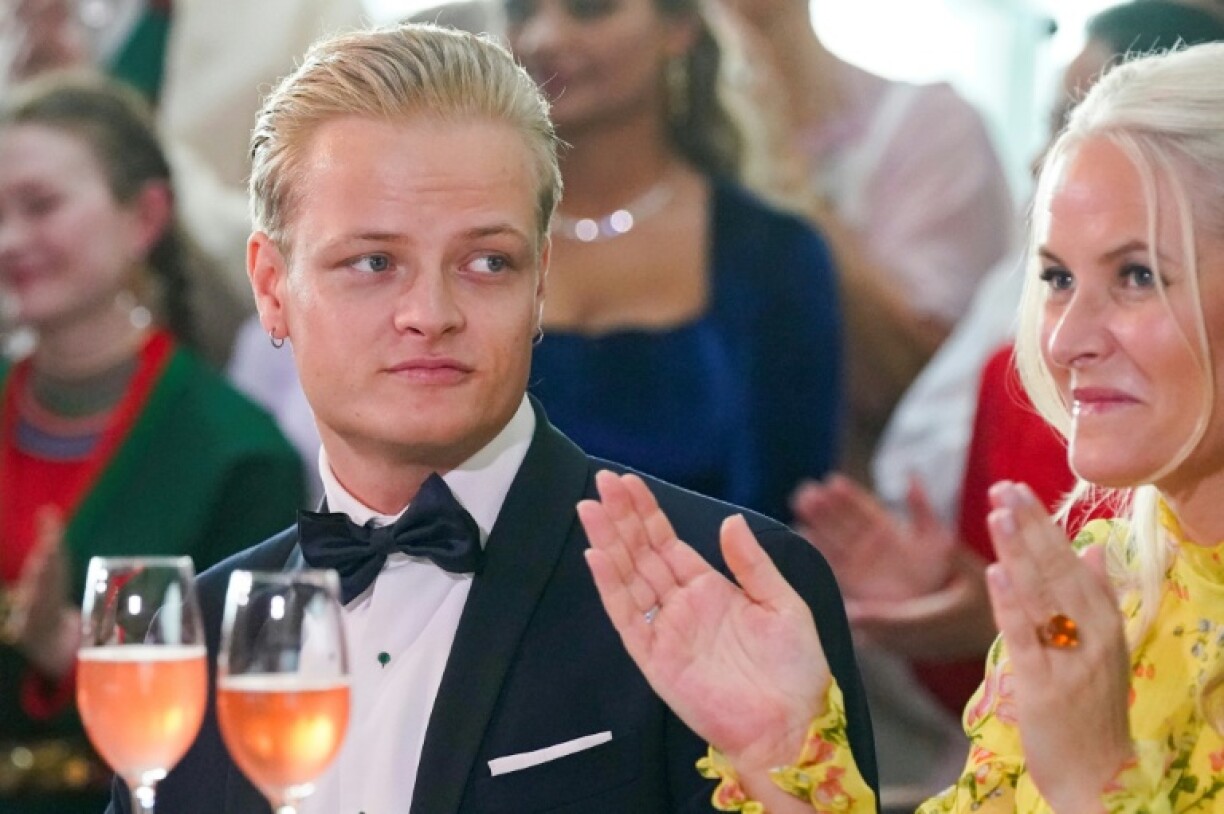 Marius Borg Høiby aux côtés de sa mère, la princesse héritière de Norvège Mette-Marit (d), le 16 juin 2022 à Oslo