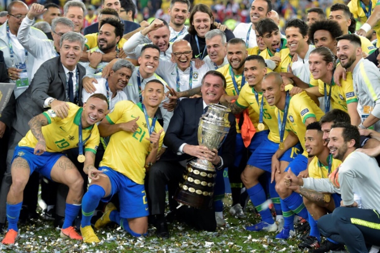 Le président brésilien Jair Bolsonaro tient le trophée de la Copa America après la victoire de l'équipe brésilienne le 7 juillet 2019 à Rio de Janeiro