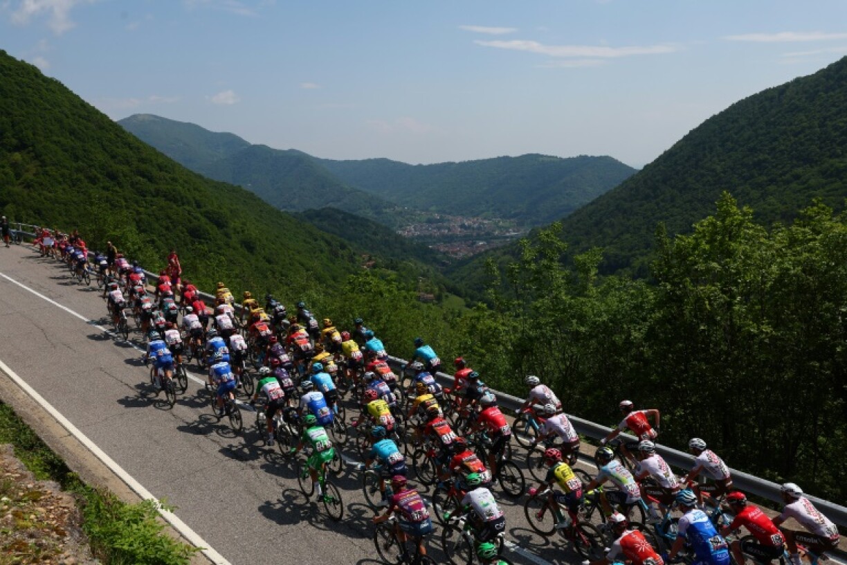 Le peloton cycliste dans l'ascension du Selvino, lors de la 15e étape du Giro 2023, entre Seregno et Bergame, le 21 mai 2023 en Italie