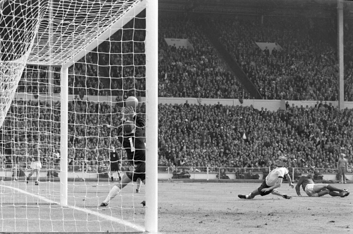 Den Geoff Hurst schéisst grad de "Wembley-Gol"