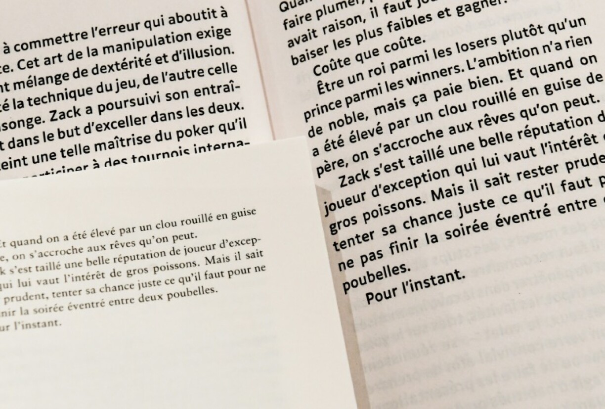 Une page éditée en caractères classiques (en bas à g) et une page en grands caractères, exposée à la Librairie des Grands Caractères, le 7 janvier 2021 à Paris