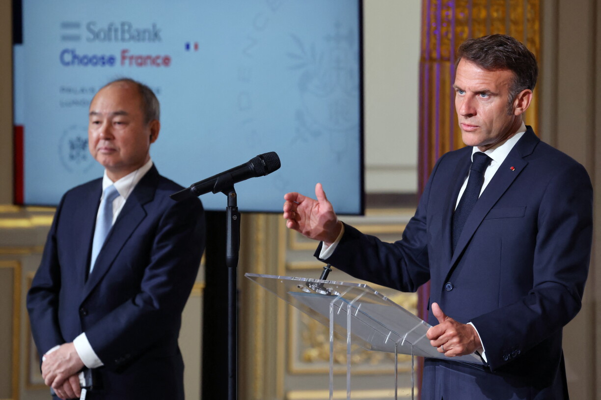 De CEO vu SoftBank Masayoshi Son zesumme mam franséische President Emmanuel Macron bei enger Pressekonferenz.