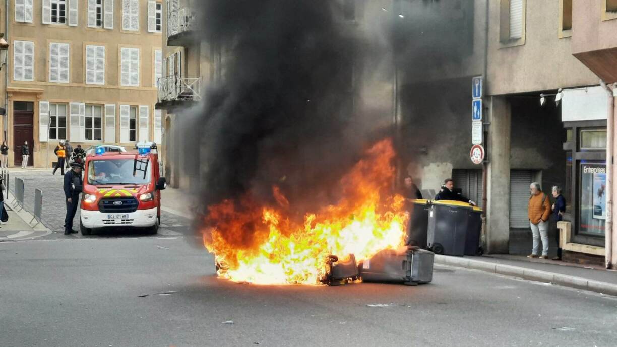 Vers 16h30 les pompiers sont intervenus pour éteindre plusieurs poubelles qui ont pris feu dans la rue Paul Tornow en contrebas de la cathédrale. Les manifestants venaient de passer.