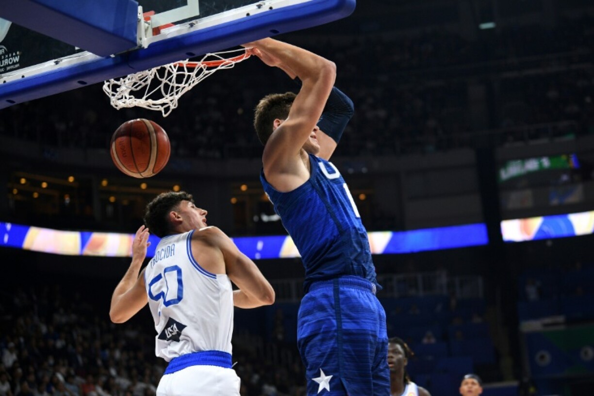 L'Américain Walker Kessler claque un dunk renversé sur la tête de l'Italien Gabriele Procida à Manille, le 5 septembre 2023