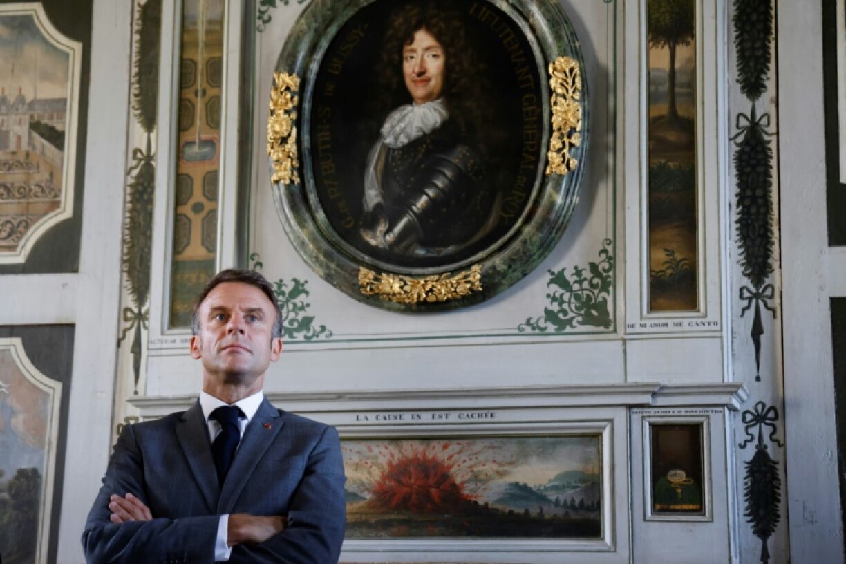 Le président français Emmanuel Macron lors d'une visite du château de Bussy-Rabutin à Bussy-le-Grand en Bourgogne, dans le centre-est de la France, le 15 septembre 2023