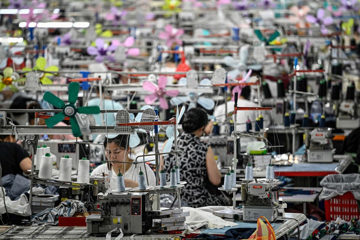 Des ouvriers produisant des vêtements dans une usine textile qui fournit des vêtements à Shein, à Guangzhou.