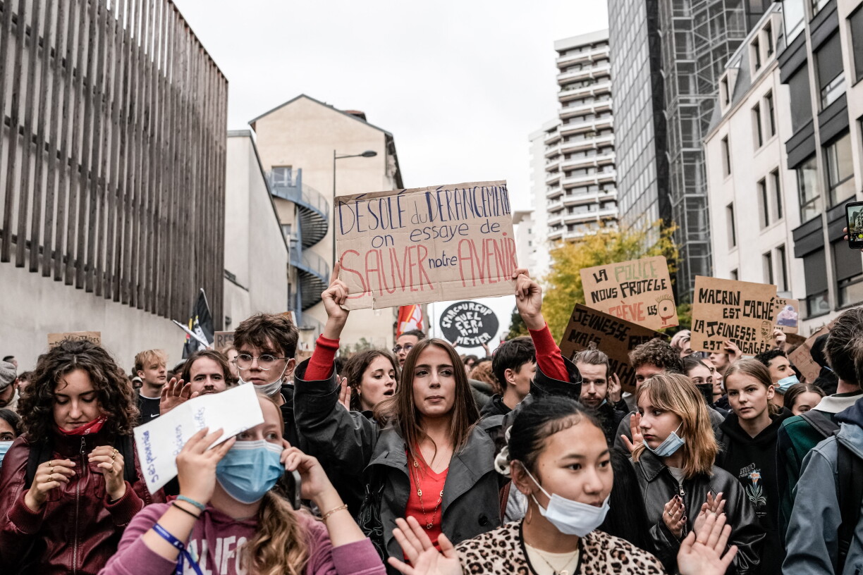Des étudiants brandissant des pancartes descendent dans la rue pour protester contre les conditions de l'éducation à Nancy.