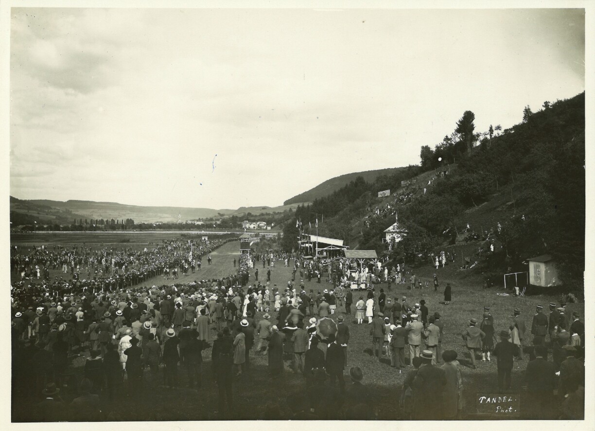 Wou haut den Dikrecher Futtballterrain aweider Sportinfrastrukture sinn, goufe virum 2. Weltkrich Päerdscourssen organiséiert.