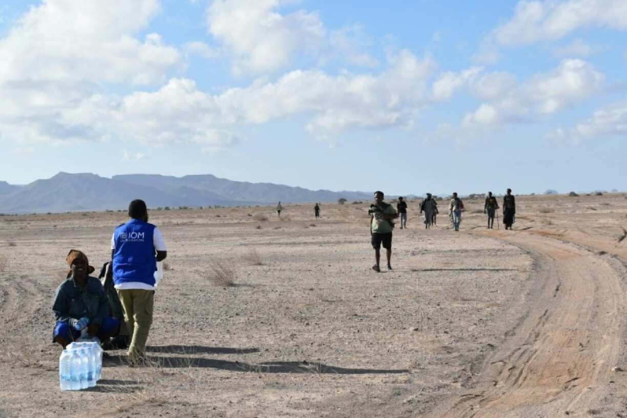 Photo diffusée par l’Organisation internationale pour les migrations (OIM) le 11 octobre 2026, montrant des membres de l’OIM Djibouti portant assistance à des survivants après un naufrage au large des côtes djiboutiennes dans la nuit du 8 au 9 octobre