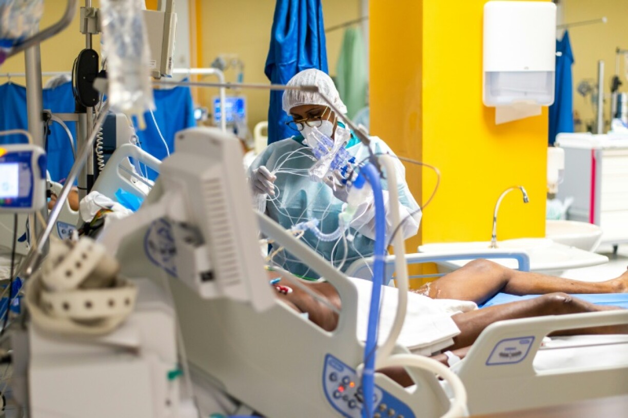 Une infirmière s'occupe d'un patient atteint de Covid-19 dans l'unité de soins intensifs au Centre Hospitalier Universitaire (CHU) de Pointe-a-Pitre, en Guadeloupe, le 24 septembre 2020.