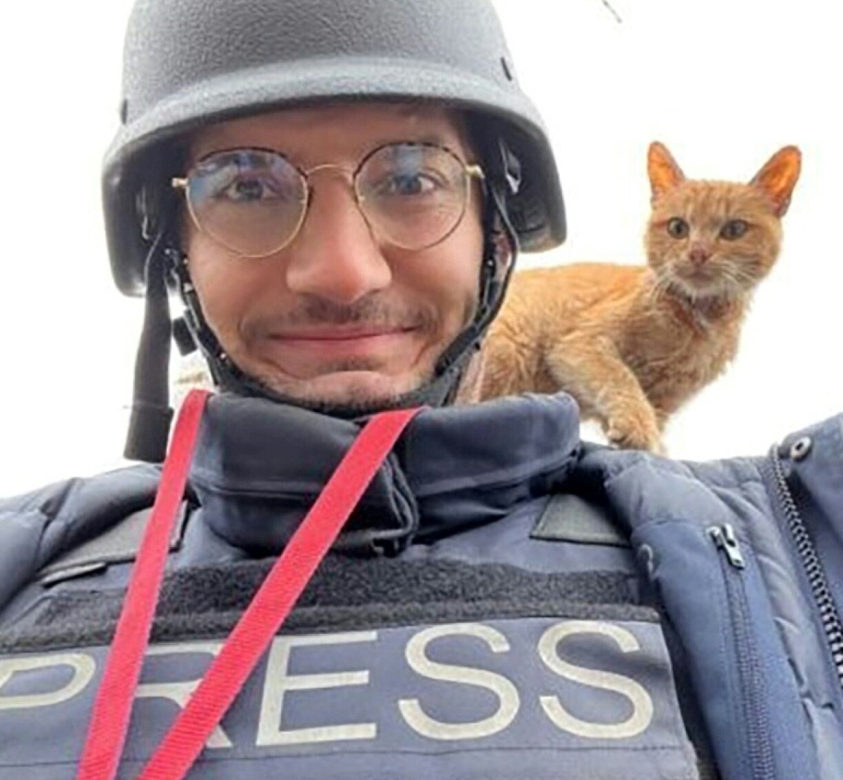Un selfie du journaliste de l'AFP Arman Soldin avec un chat sur l'épaule, lors d'une mission pour l'AFP en Ukraine