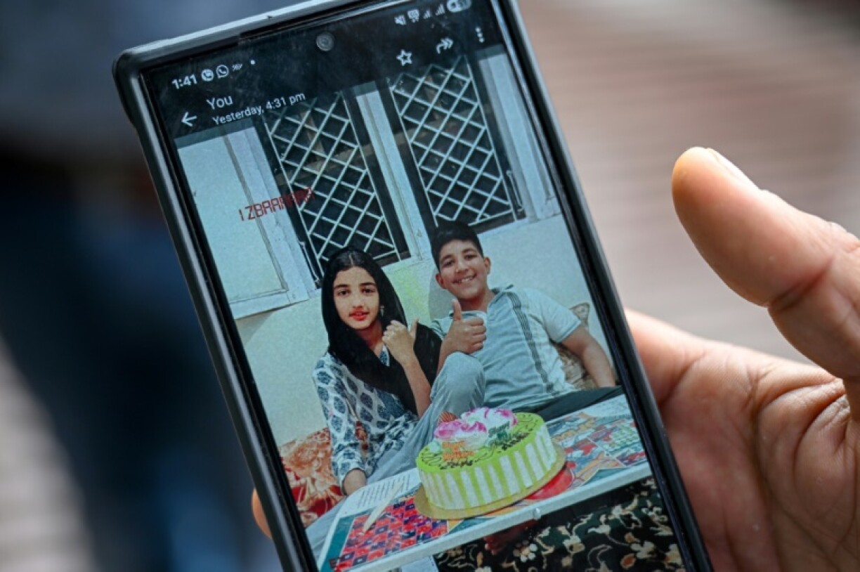 Sarfaraz Mir montre une photo de ses cousins, les jumeaux Zian Khan et Urwa Fatima, tués deux jours avant par un obus pakistanais, le 9 mai 2025 à Poonch, dans le nord-ouest de l'Inde