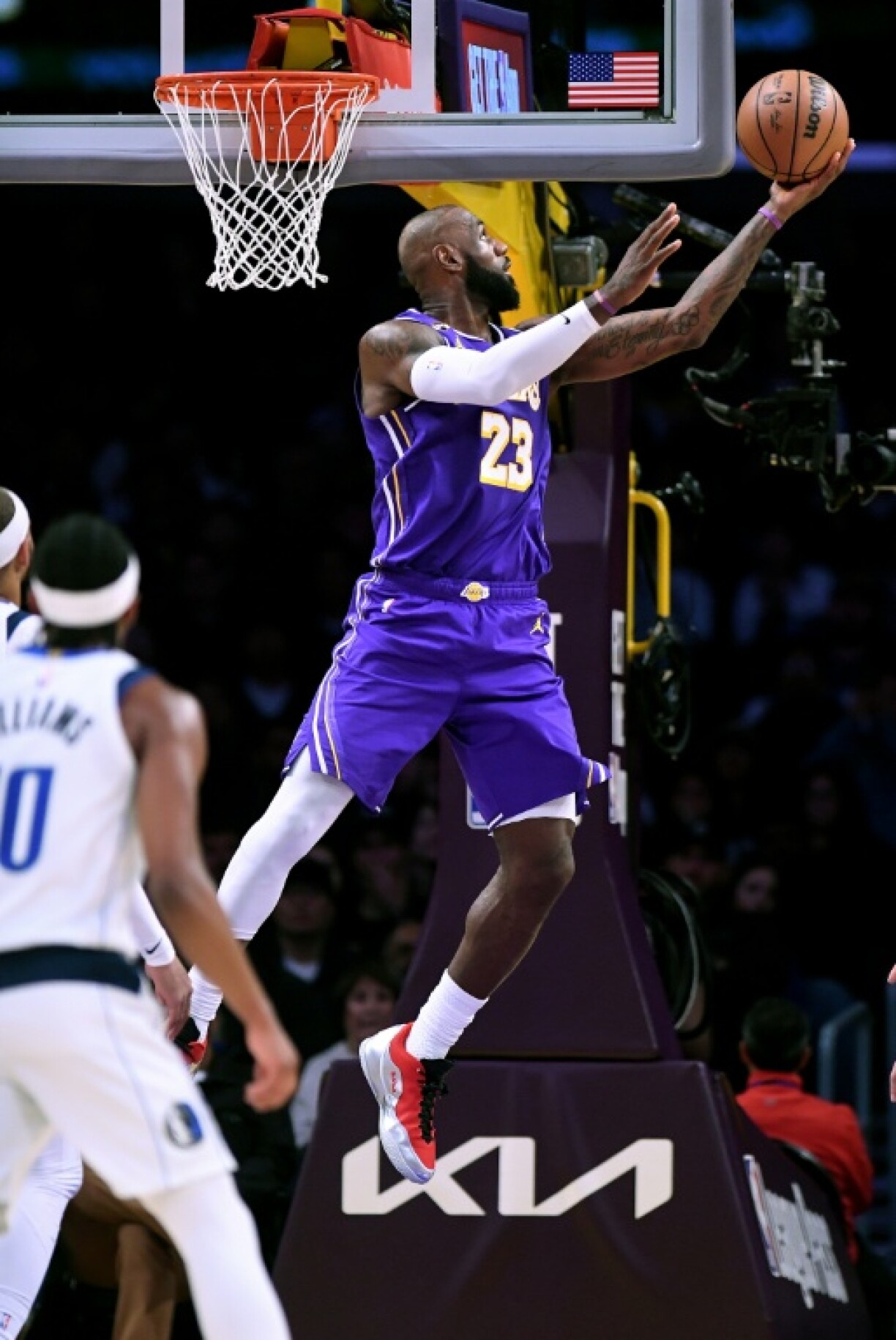 LeBron James, la star des Los Angeles Lakers, marque un panier contre les Dallas Mavericks, lors d'une rencontre de saison régulière de la NBA, à Los Angeles, le 12 février 2026