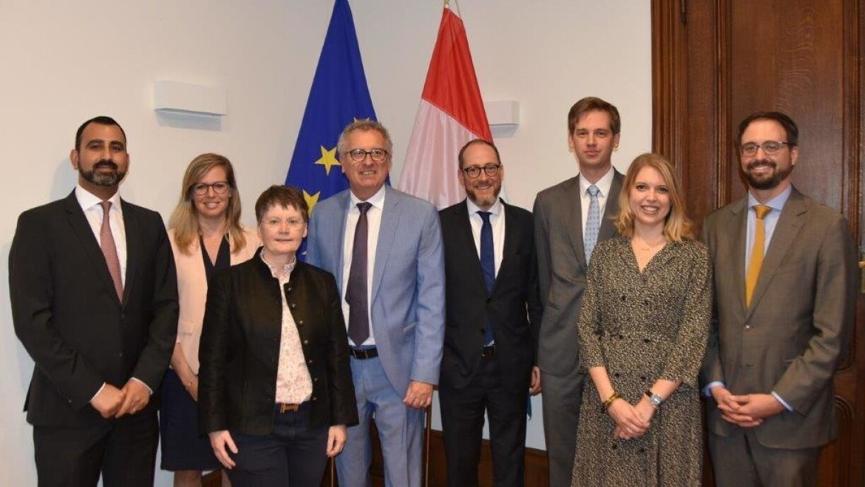 (de g. à dr.) Nima Ahmadzadeh ; Maureen Wiwinius ; Isabelle Goubin ; Pierre Gramegna, ministre des Finances ; Bob Kieffer ; Vincent Thurmes ; Jennifer de Nijs ; Tom Théobald