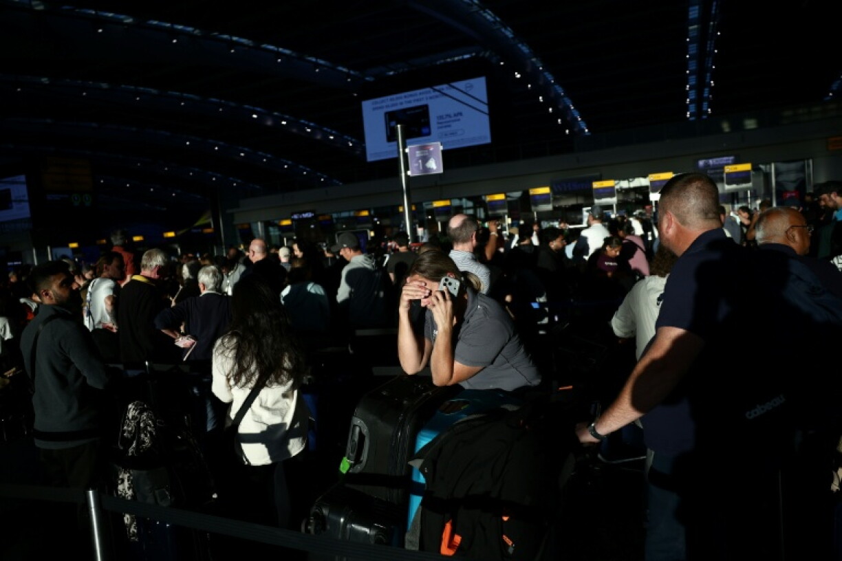 Une foule de passagers dans le terminal 5 de l'aéroport de Londres-Heathrow pendant l'incident technique ayant entraîné des centaines d'annulations de vols, le 8 septembre 2026