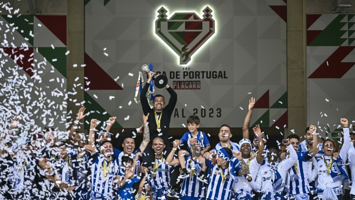 La joie de l'entraîneur du FC Porto, Sergio Conceicao, après avoir remporté la Coupe du Portugal.